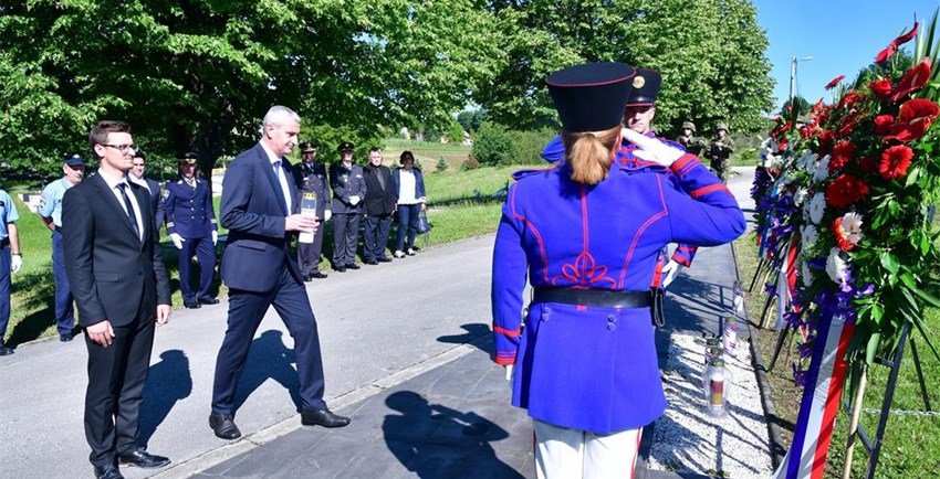 Položeni vijenci i zapaljene svijeće uoči Dana državnosti