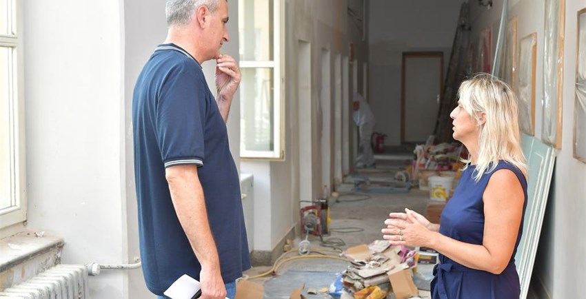 Školarcima besplatne knjige, a OŠ Braća Seljan u jednu smjenu