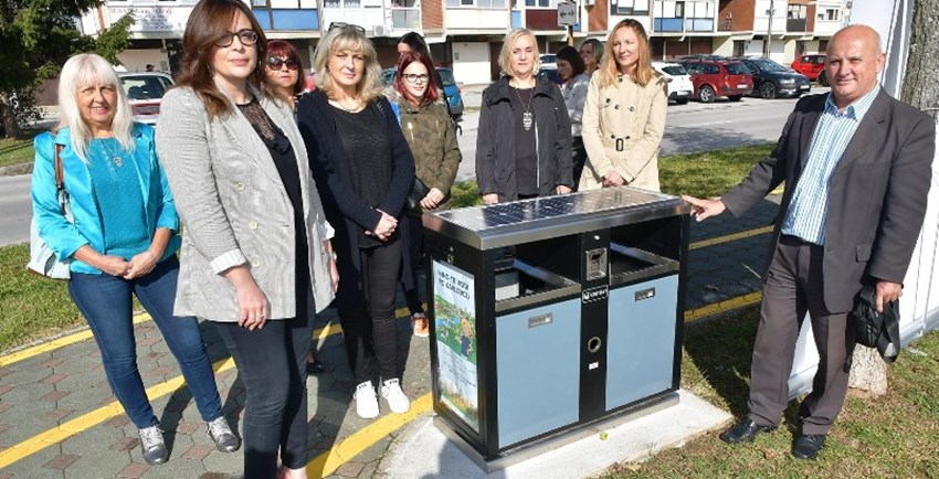 U sklopu projekta KAkvarta u Grabriku postavljene višenamjenske solarne kutije i klupe