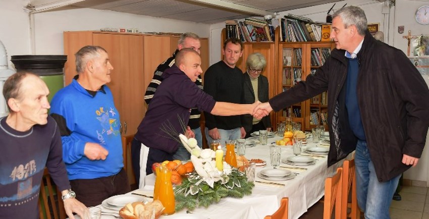 Gradonačelnik ručao s beskućnicima