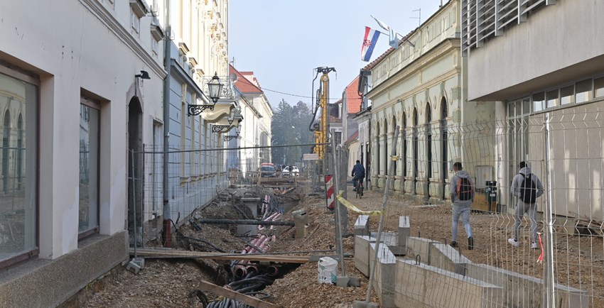 Brojni radovi u Karlovcu otežavaju promet, ali  uz strpljenje i razumijevanje svih ipak se  i prometuje  i gradi 