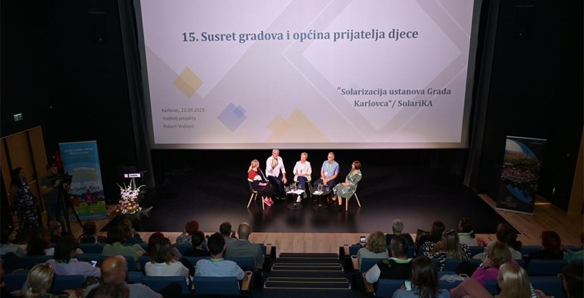 Karlovac ugostio gradove i općine prijatelje djece: Djeca učila na različitim radionicama, odrasli na panelu, a sve na temu Zeleni susreti – učinkovito, digitalno i održivo