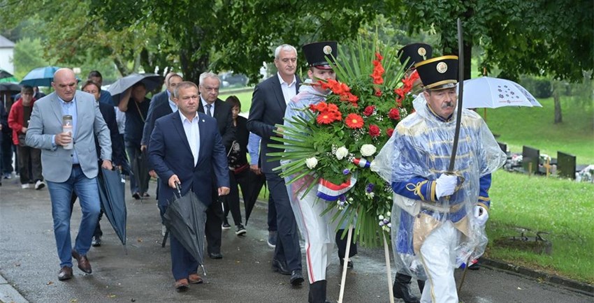 U povodu Dana pobjede i domovinske zahvalnosti i Dana hrvatskih branitelja položeni vijenci i služena sveta misa