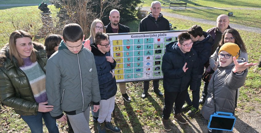 Karlovac u Promenadi dobio prvu komunikacijsku ploču: Pomoći će djeci s problemima u komuniciranju da iskažu svoje želje i potrebe