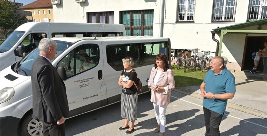 Centar za odgoj i obrazovanje djece i mladeži dobio novi kombi, „stari“ darovao Dječjem vrtiću Karlovac