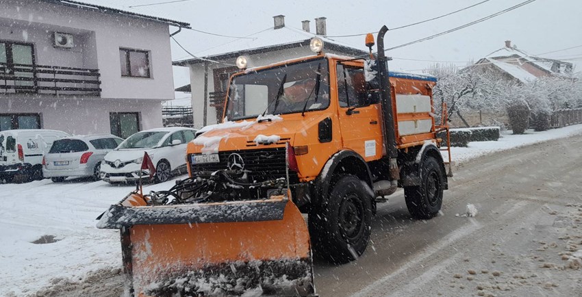 Zimska služba na terenu od jutros – snijeg se uklanja po prioritetima, sve pripremne radnje odrađene jučer 