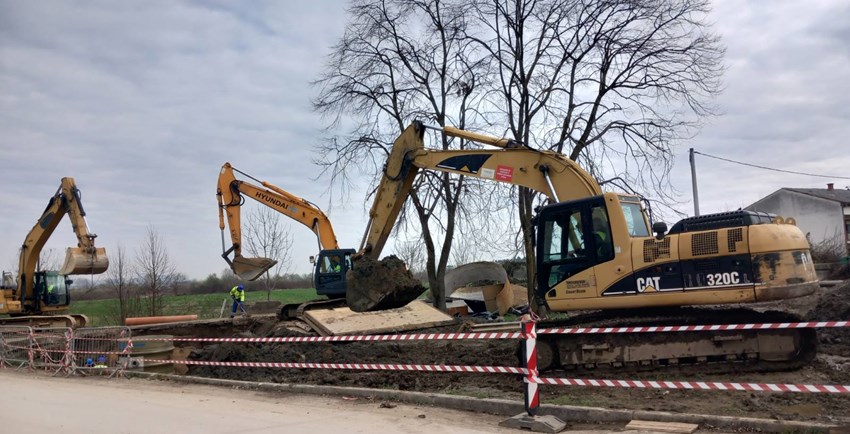 Aglomeracija na Drežniku i Hrnetiću dobro napreduje, Grad ju prati gradnjom prometnica, oborinske odvodnje, javne rasvjete; nogostup na Drežniku sada, u Hrnetiću nakon uporabne dozvole  – onaj na Sajevcu produžen do Kamenskog